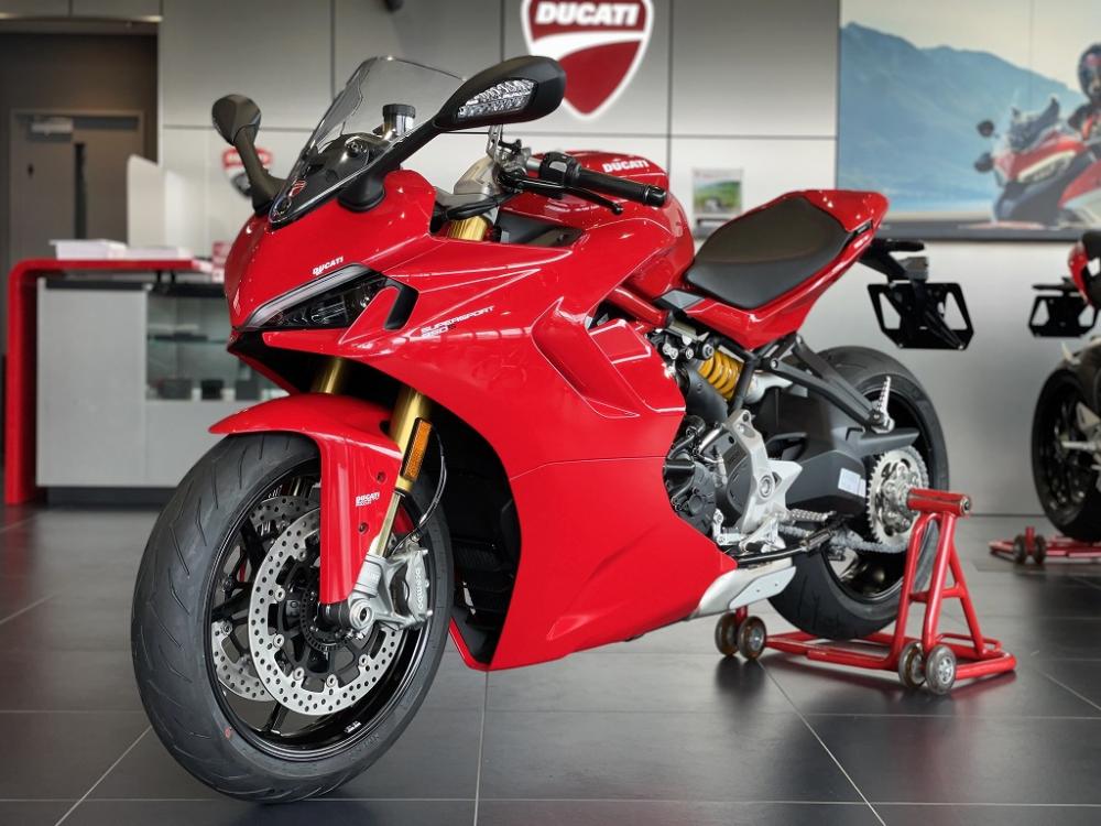 DUCATI スーパースポーツ950S ローシート DUCATIの足つき